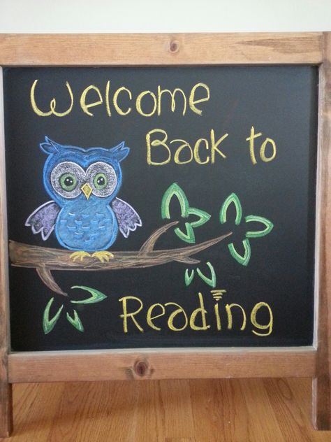 Welcome back to school library display. Owl Chalkboard Art, Welcome To The Library, Welcome Back Library Bulletin Boards, Back To School Chalkboard Art, School Chalkboard Art, Summer Chalkboard Art, Back To School Displays, Blackboard Drawing, School Library Decor