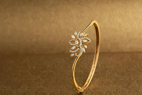 New Ring Designs Gold Indian, Stylish Gold Rings For Women, Rings For Girls Unique, Golden Rings Design For Women, Daily Wear Gold Rings For Women, New Ring Designs Gold, Fancy Gold Earrings, Trendy Gold Rings, Rings Aesthetic Gold