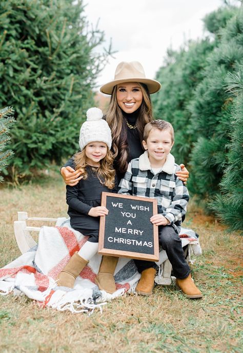 Family Outdoor Christmas Photoshoot, Cheap Christmas Picture Ideas, Rustic Family Christmas Pictures, Simple Christmas Pictures Family, Outside Christmas Pictures Family, Diy Christmas Photoshoot Outdoors, Outdoor Kids Christmas Pictures, Tree Farm Mini Session Set Up, Rustic Christmas Family Photos