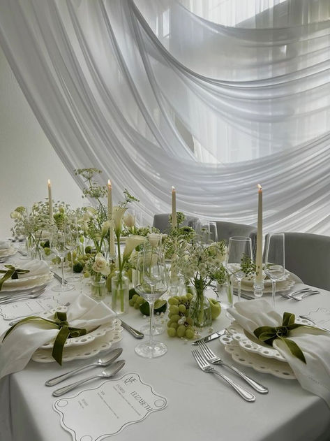 Wedding table setting, white tablecloth, white table napkins, wedding table, white candles on the table, exquisite table setting, table setting with white flowers, white flowers in a vase, table setting with bows, current trend for bows, bows, grapes on the table, сhiffon dome over the wedding table Modern French Wedding Decor, Civil Wedding Dinner Table Settings, Bridal Shower Dark Green, Green And White Theme Birthday Party, Mansion Wedding Ideas, Green Wedding Table Decor, Green Wedding Table, Green Table Settings, Green Tablescape