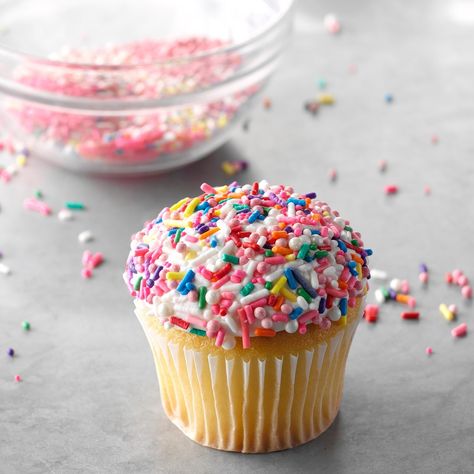 11 Easy Cupcake Decorating Ideas | Taste of Home Muffins Decoration, Easy Cupcakes Decoration, Cupcakes For Boys, Sprinkle Cupcakes, Kid Cupcakes, Pretty Cupcakes, Individual Cakes, Floral Cupcakes, Diy Cupcakes