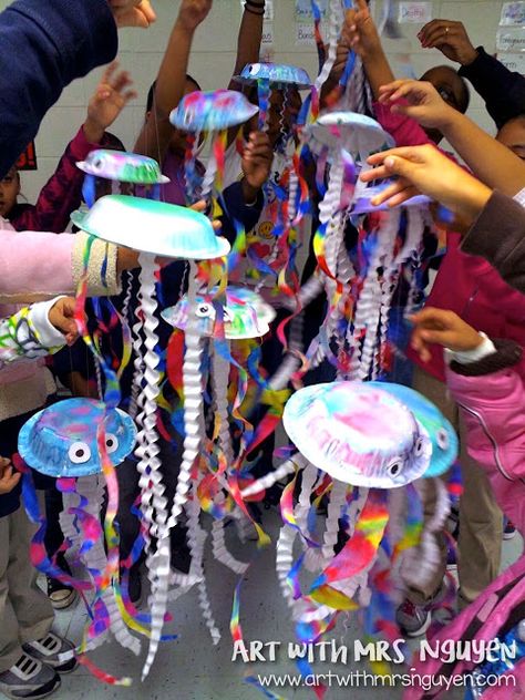 Ocean Art Projects, Adaptive Art, Art Club Ideas, Jellyfish Craft, Preschool Art Projects, Underwater Theme, Classroom Management Ideas, Jellyfish Art, Theme Nature