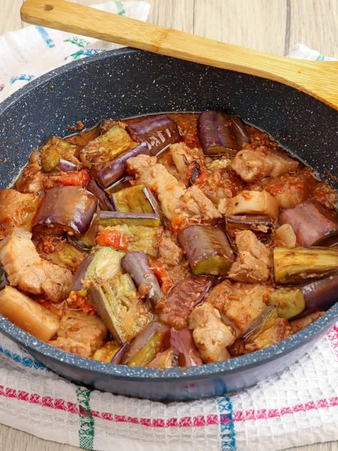 Filipino Eggplant Recipe, Pork Eggplant Recipe, Eggplant Tofu Recipe, Pork Binagoongan, Filipino Vegetable Recipes, Pinoy Foods, Filipino Foods, Pork Belly Recipes, Eggplant Dishes