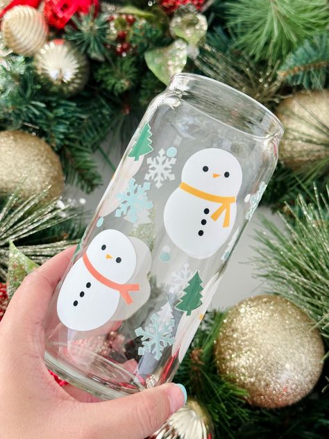 Glass Cup Painting Ideas Christmas, Christmas Cup Designs, Cricut Glass Cups Christmas, Christmas Glass Cups Vinyl, Cup Ideas, Christmas Glass Coffee Cup, Coffee Glass Cup Design Christmas, Christmas Glass Tumbler, Glass Tumbler Design