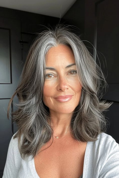 25 Examples of Transitioning to Gray Hair That'll Make You Want To Ditch the Dye - Flo's Blog Lob Haircut With Bangs, Κούρεμα Bob, Women Haircuts Long, Dunner Wordend Haar, Womens Haircuts Medium, Fishtail Braid, Lob Haircut, Haircuts With Bangs, Women Over 50