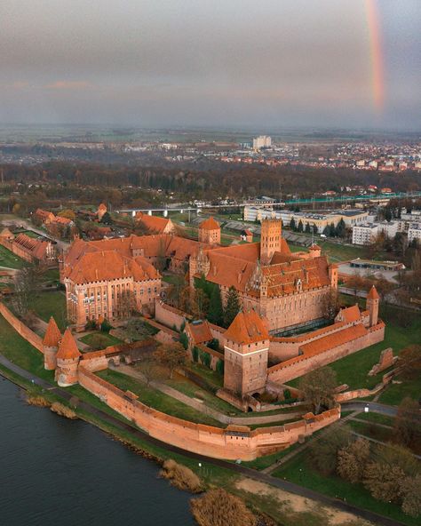 Water Castle, Malbork Castle, Creepy Old Houses, Castles To Visit, Neoclassical Architecture, Cathedral Church, Fantasy Castle, Fantasy Places, European Travel