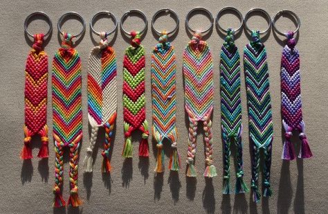 Chevron Keychain, Friendship Keychain, Keychain Macrame, Braided Friendship Bracelets, Diy Bracelets With String, Paracord Bracelet Diy, Yarn Bracelets, Handmade Friendship Bracelets, Friendship Bracelets Designs