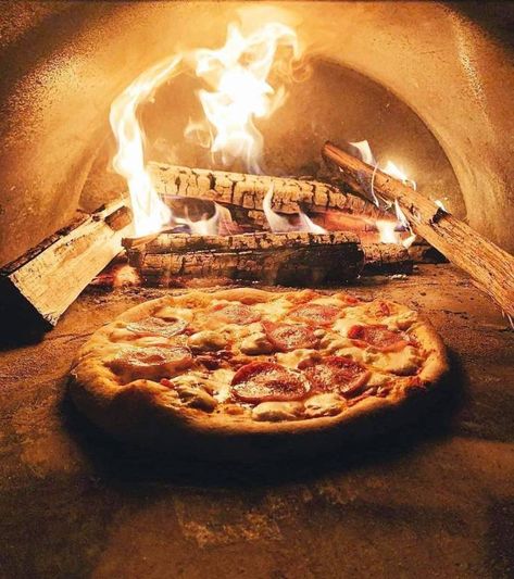 Pizza Oven Restaurant, Wood Fired Oven Recipes, Woodfired Pizza Oven, Backyard Pizza Oven, Pizza Fritta, Pasta Per Pizza, Big Pizza, Four A Pizza, Brick Oven Pizza