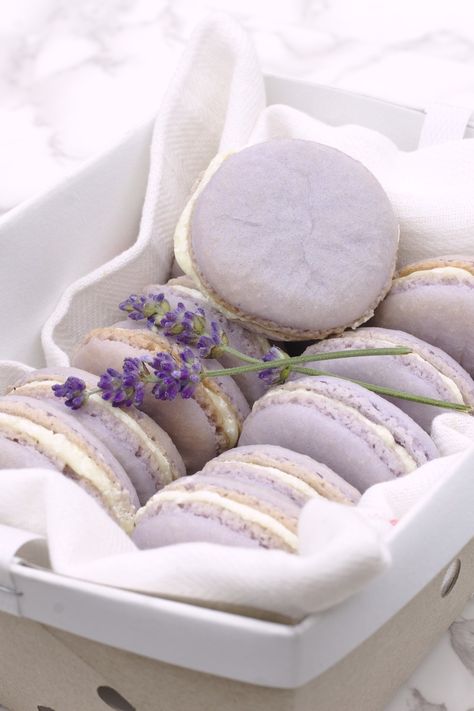 Aesthetic Desserts Recipes, Lemon Macaron Recipe, Macaron Aesthetic, Macarons Aesthetic, Honey Filling, Lavender Macaron, Honey Buttercream, Macarons Recipe Easy, Lavender Macarons