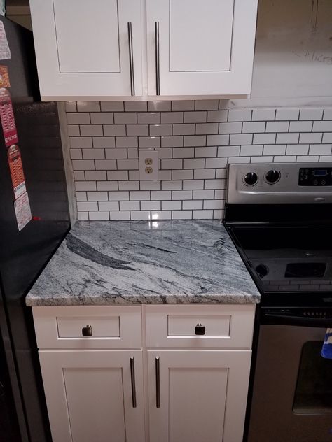 White subway tile with grey grout and white cabinets Subway Tile With Black Grout, Subway Tile With Grey Grout, Tile With Grey Grout, Tile With Black Grout, Black Grout, Grey Grout, White Subway Tiles, Earthy Style, White Subway Tile