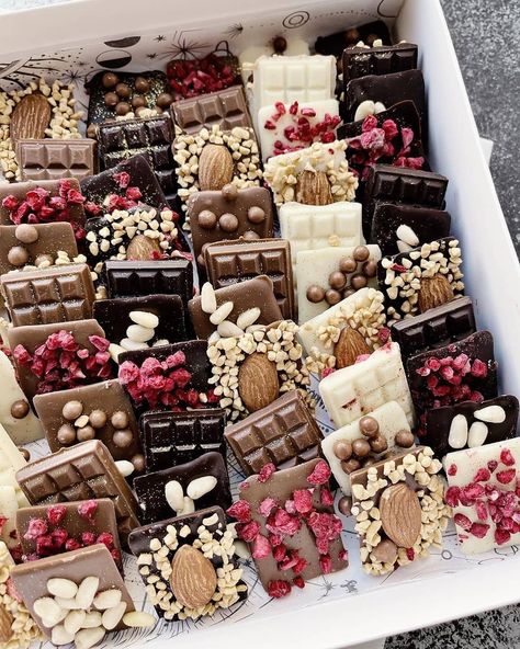 Mini Chocolate Bars, Custom Chocolate Bars, Homemade Chocolate Bars, Chocolate Candy Recipes, Chocolate Work, Chocolate Slabs, Chocolate Recipes Homemade, Chocolate Pack, Chocolate Dreams