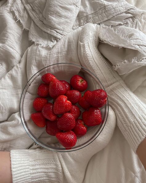 Strawberry Pictures, Strawberry Picking, Growing Strawberries, Strawberry Pie, Strawberry Fruit, Strawberry Fields, Strawberry Shortcake, Aesthetic Food, Mouth Watering