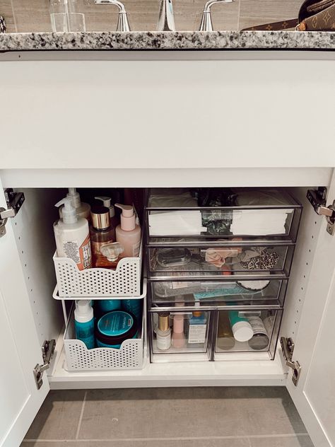 Bathroom Organization Under Sink Aesthetic, Bathroom Organization Towels, Organized Bathroom Drawers, Under Sink Makeup Organization, Makeup Cabinet Organization, Hygiene Organization, Organization Ideas Bathroom, Under Bathroom Sink, Bathroom Organization Ideas