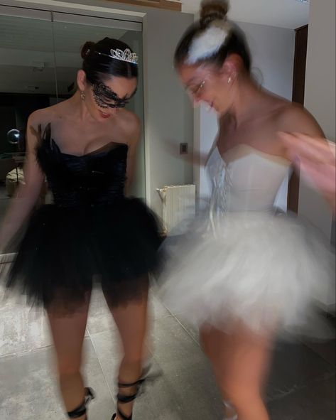 Halloween costume idea Black swan and white swan Black Halloween Outfit Ideas, Black Swam And White Swan Halloween, White Swan Black Swan Costume, Swan Lake Costumes Halloween, Swan Lake Halloween Costume, Halloween Costumes Ballerina, Friend Halloween Costumes Two, Halloween Costumes Black Dress, Iconic Celebrity Halloween Costumes