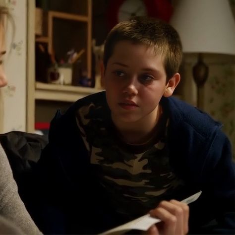 S1E07 Carl Gallagher Season 1, Shameless Clothes, Ethan Kutkosky, Shameless Season 1, Carl Shameless, Shameless Season, Ethan Cutkosky, Carl Gallagher, Clothes Ideas