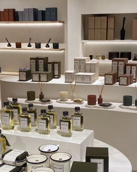 Zara Home Display, Lifestyle Brand Aesthetic, Candle Store Design, Fragrance Store Design, Furniture Shopping Aesthetic, Retail Store Aesthetic, Candle Shop Aesthetic, Candle Store Interior, Product Display Retail