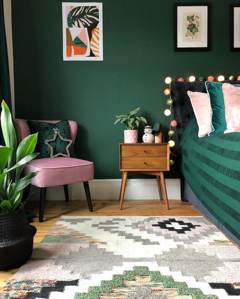 Filling a home (or a room or two) with dark paint colors isn’t easy, but the striking, moody final look may make the risk worth it—and with these Dark Furniture, Green Walls, Bedroom Paint Colors, Trendy Bedroom, Green Rooms, Bedroom Green, Bedroom Paint, Decor Minimalist, Bedroom Styles