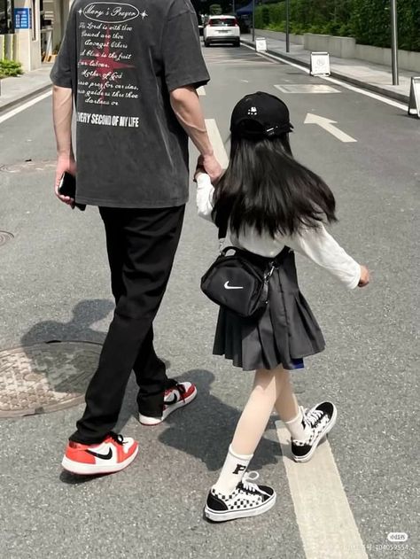 Korean Dad With Daughter, Brother And Sis, Dad Aesthetic, Father And Girl, Family Aesthetic, Japanese Kids, Baby Park, Father And Baby, Aesthetic Pretty