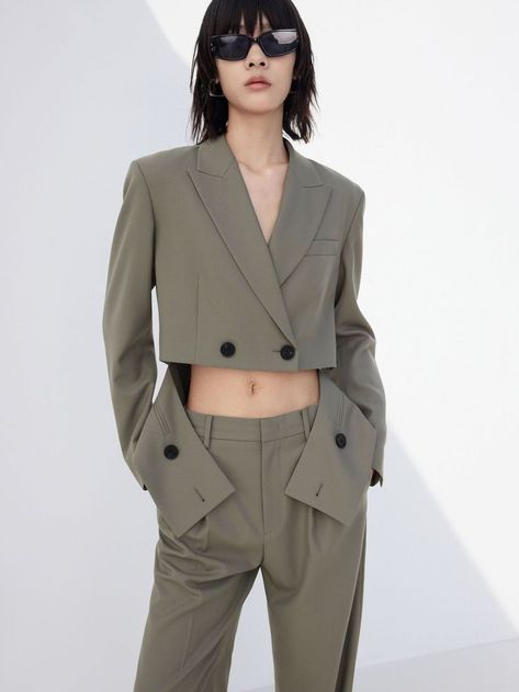 Deconstructed Suit Women, Woman In Blazer, Deconstructed Tailoring, Blazer Unique, Deconstructed Blazer, Minimal Style Outfits, Unique Blazer, Oversized Tailoring, Deconstruction Fashion