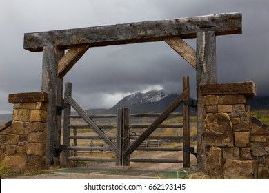 Farm Gate Design, Texas Ranch Gates Entrance Ideas, Ranch Gates Entrance Ideas Wood, Ranch Gates Entrance Ideas, Door Painting Ideas, Farm Gates Entrance, Ranch Entrance Ideas, Driveway Entrance Landscaping, Farm Entrance