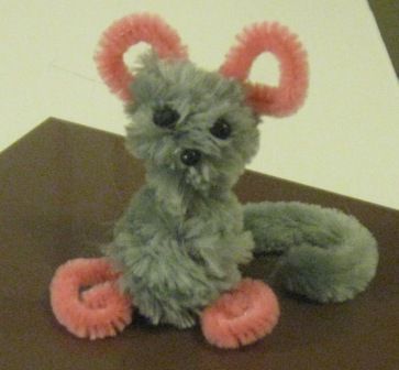 Preschool Kid's Craft: How to Make a Pipe Cleaner Mouse Pink Pipe, Pipe Cleaner Projects, Mouse And The Motorcycle, Craft Pipe Cleaner, Pipe Cleaner Animals, Pipe Cleaner Art, Mouse Crafts, Diy Pipe, Pipe Cleaner Crafts