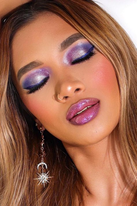 Pastel Purple Eye Makeup, Purple Glossy Lips, Purple Shimmer Eyeshadow, Eyeliner Creative, Violet Makeup, Eyeshadow Silver, Bold Blush, Creative Eyeliner, Defined Eyebrows