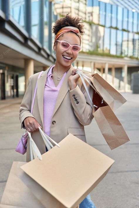 Shopping Bag Photoshoot, Creative Dessert Ideas, Mall Photoshoot, Shopping Photoshoot, Woman With Shopping Bags, Lady Shopping, Jelly Crystals, Shopping Pictures, Woman Shopping