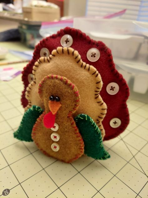 Make Your Own Turkey Craft, Turkey Pillow Pattern, Turkey Applique Pattern, Diy Felt Turkey, Thanksgiving Fabric Crafts, Thanksgiving Felt Ornaments, Needle Felted Turkey, Felt Turkey Pattern, Felt Thanksgiving Crafts