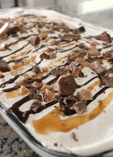 chocolate heath bar cake Heath Bar Dessert, Heath Bar Cake Recipe, Heath Bar Cake, Candy Bar Cake, Heath Bar, No Bake Cookie Dough, Bar Cake, Cookie Dough Bars, Cake For Husband