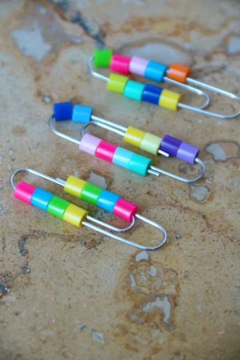 How to make recycled paperclip fidget craft – Recycled Crafts Paper Clip Art Ideas, What To Do With Paper Clips, Things To Make With Paper Clips, Things To Do With Paper Clips, Crafts Using Paper, Homemade Fidget Toys, Fidgets Diy, Paper Clips Diy, Stim Toys