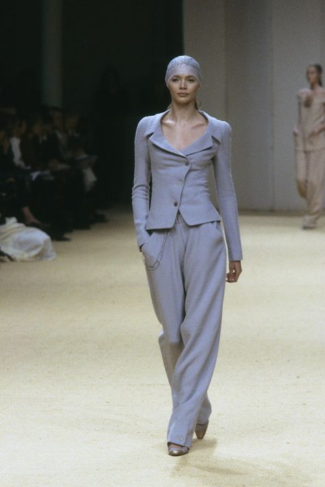 Chanel Spring 1999 Couture collection, runway looks, beauty, models, and reviews. Theory Suit Women, 90s Suits Women, Corporate Sleaze, 90s Runway Fashion, Runway Fashion Couture, 90s Model, Stylish Work Attire, Woman Suit Fashion, Chanel Spring