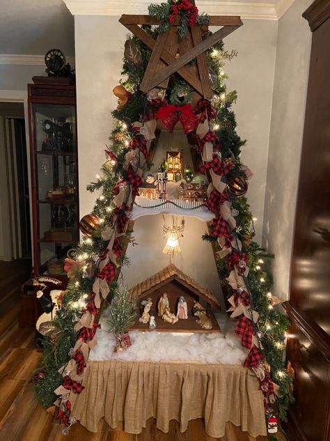 Nativity Theme Christmas Tree, Manger Christmas Tree, Belen Christmas Decor Diy, Nativity Decorations Christmas, Diy Manger, Pesebres Navidad Ideas, Religious Christmas Decorations, Christmas Tree Nativity, Christmas Nativity Scene Diy