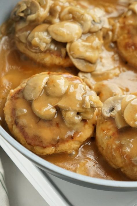 turkey patties with mushroom gravy Potatoe Patties Recipe, Turkey Patty Recipes, Turkey Salisbury Steak, Salisbury Steak Recipe, Turkey Patties, Becoming A Chef, Salisbury Steak Recipes, Healthy Turkey, Patties Recipe