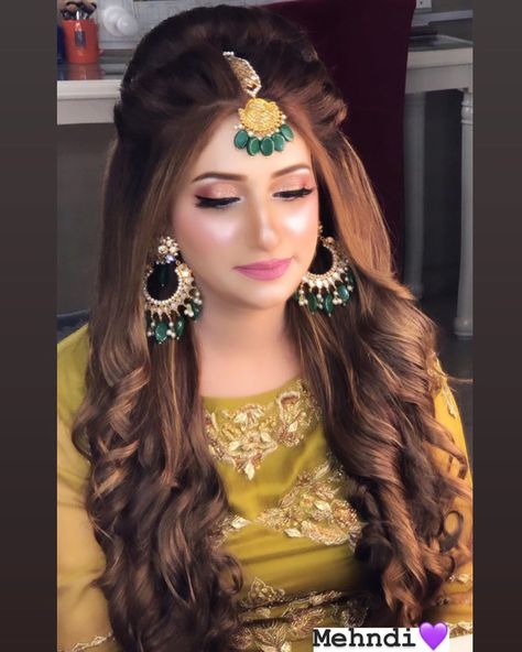 Aneela's Signature Salon on Instagram: “Mehndi❤️ How gorgeous does she look❤️” Pakistani Party Hairstyle, Hairstyles Mehndi, Pakistani Hairstyles, Pakistani Hair, Pakistani Wedding Hairstyles, Party Hairstyles For Long Hair, Pakistani Bridal Hairstyles, Mehndi Hairstyles, Party Hairstyle