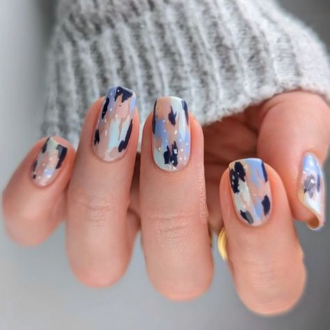 Navy Abstract Nails, Winter Abstract Nails, Scandinavian Nail Art, Abstract Winter Nails, Christmas Abstract Nails, Blue Fall Nail Ideas, Nude And Blue Nails, Blue Abstract Nails, Winter Abstract