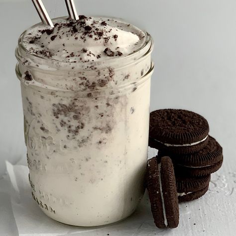 You'll enjoy every last drop of this thick & creamy homemade oreo milkshake. This recipe is reminiscent of a restaurant milkshake, only gluten & dairy free. #glutenfree #dairyfree #allergenfree #milkshake #dessert #oreo Non Dairy Milkshake, Restaurant Milkshake, Oreo Drink, Brownie Milkshake, Milkshake Oreo, Dairy Free Whipped Topping, Dairy Free Milkshake, Oreo Milkshake Recipe, Milkshake Maker