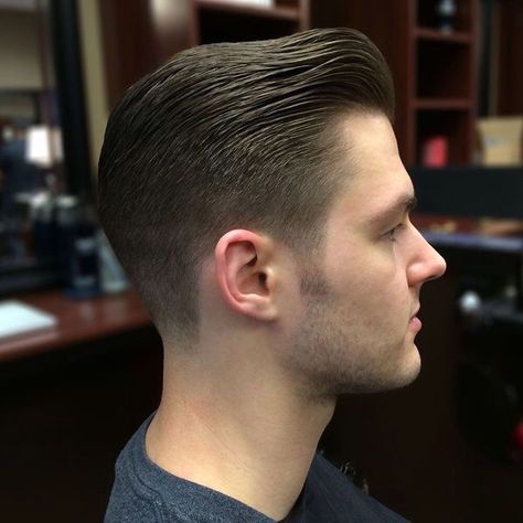 Classic connected haircut with a very blended low fade Fade Haircut Styles, Pompadour Haircut, Pompadour Men, Classic Mens Hairstyles, Classic Haircut, Pompadour Hairstyle, Taper Fade Haircut, Mens Hairstyles Medium, Stylish Short Haircuts