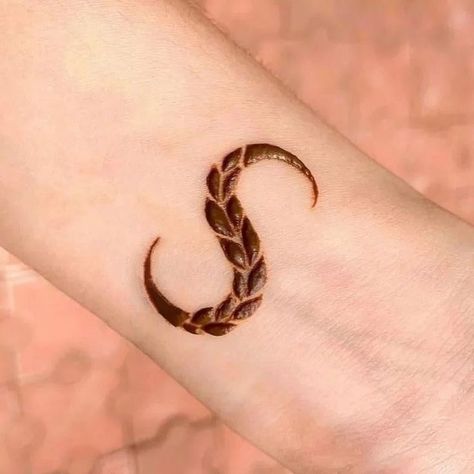 Palm Henna Designs, Modern Mehndi Designs, S Alphabet, Full Mehndi Designs, Beautiful Mehndi, Basic Mehndi Designs, Beautiful Mehndi Design, Fancy Dresses Long, Muslimah Fashion Outfits