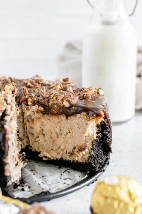 A harmony of rich chocolate, hazelnuts, and cream cheese, beautifully harmonized into an irresistible Ferrero Rocher Cheesecake masterpiece. Ferrero Rocher Cheesecake, Ferrero Rocher Cake, Cheesecake Pie, Sweet Like Candy, Birthday Desserts, Sweet Ideas, Holiday Foods, Ferrero Rocher, Pies And Tarts