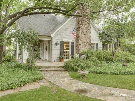 Shingled Cottage, Cottage Exteriors, Small Cottages, Cottages And Bungalows, Country Cottage Decor, Cottage Exterior, Casas Coloniales, Mod Vintage, Dream Cottage