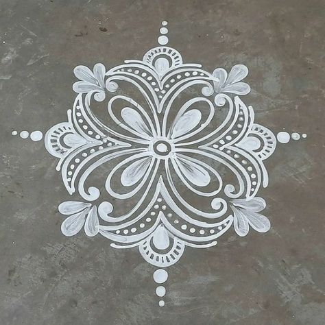 Flower Alpona Design, Manabasa Gurubar Jhoti Simple, Jhuti Designs, Navaratri Rangoli, Sangu Kolam, White Rangoli, Easy Rangoli Designs Videos, Very Easy Rangoli Designs, Rangoli Designs Photos