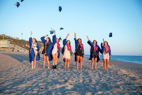 malibu throwing cap and gown graduation inspo group friend pic beach cute aesthetic sunset Beach Graduation Pictures Cap And Gown, Grad Pic With Friends, Cap And Gown Senior Pictures Best Friends, Beach Sunset Grad Pics, Group Graduation Pictures, Friend Group Grad Pics, Sr 25, Friends Group Photo, Grad Hat