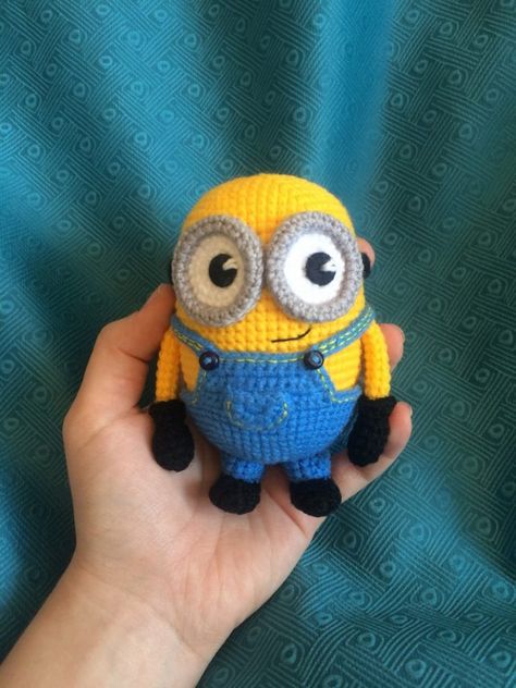 Amigurumi Crochet Minion Free Pattern – Free Amigurumi Crochet Crochet Minions Pattern Free Amigurumi, Minion Crochet Hat, Minion Crochet Patterns, Minion Pattern, Disney Crochet Patterns, Minion Crochet, Crochet Doll Tutorial, Crochet Disney, Crochet Keychain Pattern