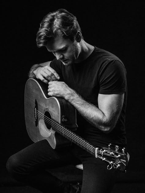 Male Musician Photoshoot, Guitarist Photoshoot, Poses Guitar, Guitarist Photography, Guitar Portrait, Guitar Poses, Music Photoshoot, Background Portrait, Male Portrait Poses