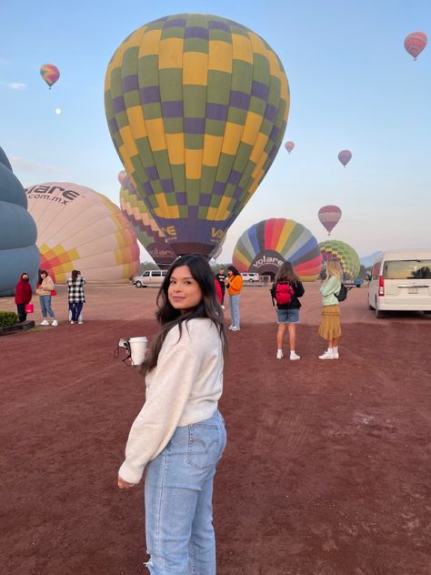 Hot Air Balloon Insta Pics, Hot Air Balloon Ride Pictures, Teotihuacan Hot Air Balloon, Hot Air Balloon Photo Ideas, Hot Air Balloon Photos, Hot Air Balloon Picture Ideas, Hot Air Balloon Ride Outfit, Hot Air Balloon Outfit Ideas, Balloon Festival Outfit