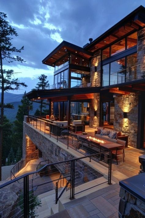 63 Magnificent Modern Homes with Panoramic Mountain Views Mansion On Mountain, Modern Mountain Mansion, House Design Mountain, Modern Chalet Exterior, Skiing Chalet, Modern Lake House Exterior, Luxury Mountain Homes, Modern Mountain Home Exterior, Wood Villa