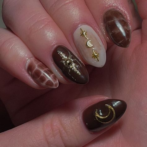 #nails #nailsdesign #nailsart #nailsoftheday #nailsideas #koreannailart #aesthetic #koreannaildesign #japanesenailart #decals #gold #brownaesthetic #celestial Short Nails Celestial, Celestial Short Nails, Celestial Nail Art Simple, Brown Celestial Nails, Acrylic Nail Designs Celestial, Whimsigoth Nails, Academia Nails, Dark Academia Nails, Astrology Nails