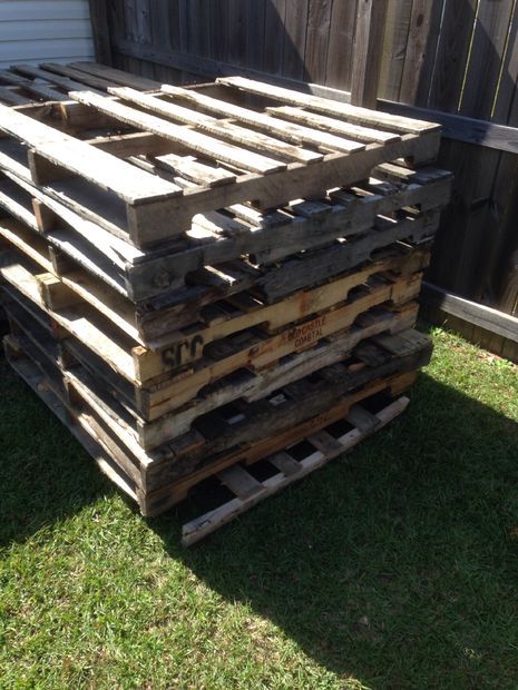 Pallet Coffin, Coffin Halloween, Scary Halloween Decorations Diy, Halloween Diy Outdoor, Reclaimed Pallets, Pallet Project, Scary Halloween Decorations, Strobe Lights, Last Christmas