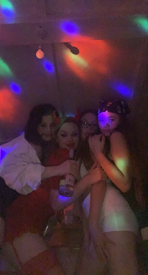 #halloweenparty #halloween #party #friends Halloweekend Party, Halloween Party College, Halloween Party Photos, Halloween Party Friends, Halloween Party Pictures, Fotos Halloween, Purim Party, Grunge Party, 2024 Manifestation