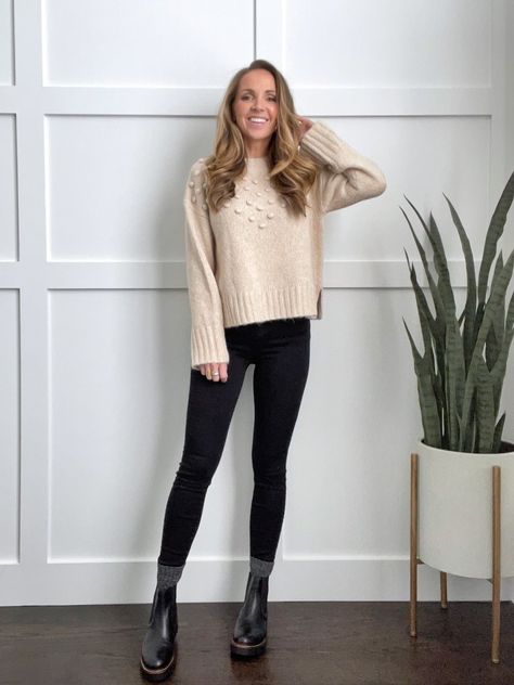 sweater with black jeans and black chelsea boots Legging Jeans Outfit, Black Jeans Outfit Winter, Black Chelsea Boots Outfit, Chelsea Boots With Jeans, Chelsea Boot Outfits Women, Sock Boots Outfit, Chelsea Boot Outfit, Chelsea Boots Outfit, Leggings Outfit Casual